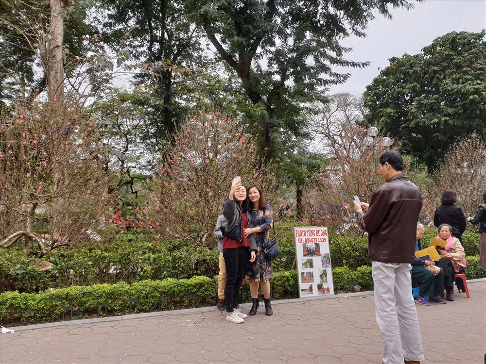 Hồ Gươm, phố cổ được xem là trái tim của thủ đô. Vào dịp tết Nguyên đán hàng năm, nơi này sẽ mang một màu áo mới, thanh bình, trầm lặng, cổ kính, khác hẳn với sự nhộn nhịp ngày thường.