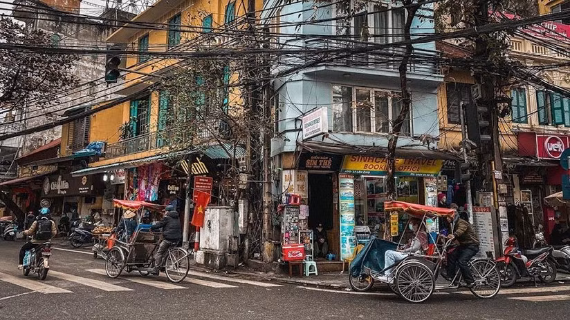 Lên phố Cổ vào ngày mồng 1 Tết Nguyên đán, bạn sẽ được hít căng khí trời trong lành của Hà Nội.