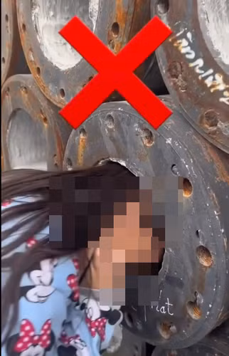 Ngay lập tức cả 2 đoạn clip đều đang nhận về rất nhiều phẫn nộ của cộng đồng mạng. Nhiều người cho rằng đây là thử nghiệm vô nghĩa, lợi dụng trẻ em thực hiện những hành động nguy hiểm nhằm câu tương tác.