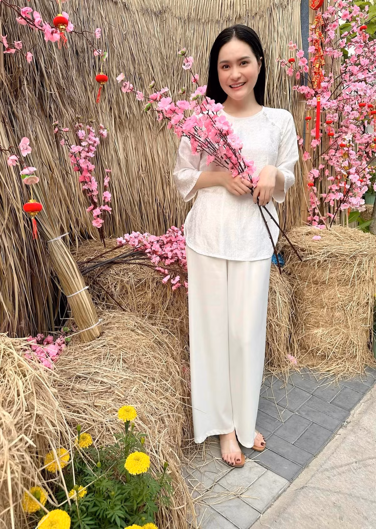 Nữ đại gia quận 7 thích thú tạo dáng, chụp ảnh nhiều kiểu tại khu chợ Tết này.