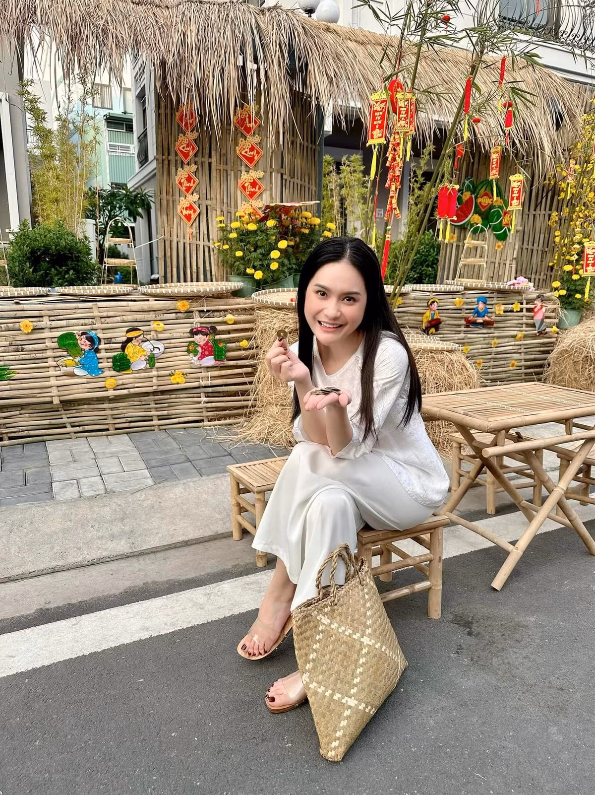 Vợ doanh nhân Nguyễn Quốc Vũ gây ấn tượng với làn da trắng sáng, mịn màng.