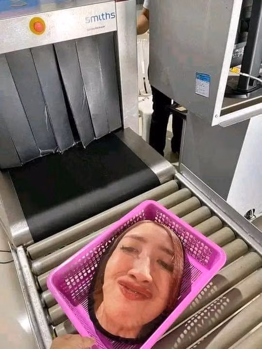 Điểm đáng chú ý đó là anh chàng không đi một mình, cũng không có đôi có cặp như bao tình nhân khác. Bạn đồng hành với anh lại là chiếc gối có in gương mặt của một cô gái.