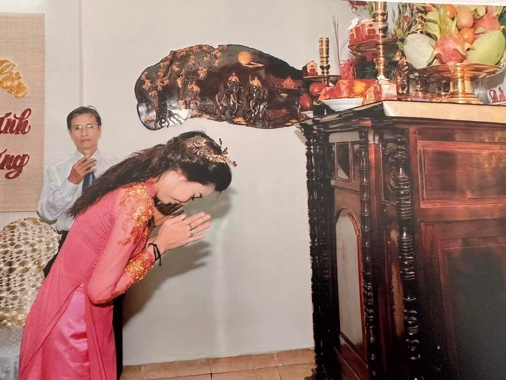 Trong khi những hình ảnh về con người và hoạt động trong lễ ăn hỏi cần được ghi lại thì thợ chụp ảnh ghi hình rất ít. Ảnh: Thanh Trần