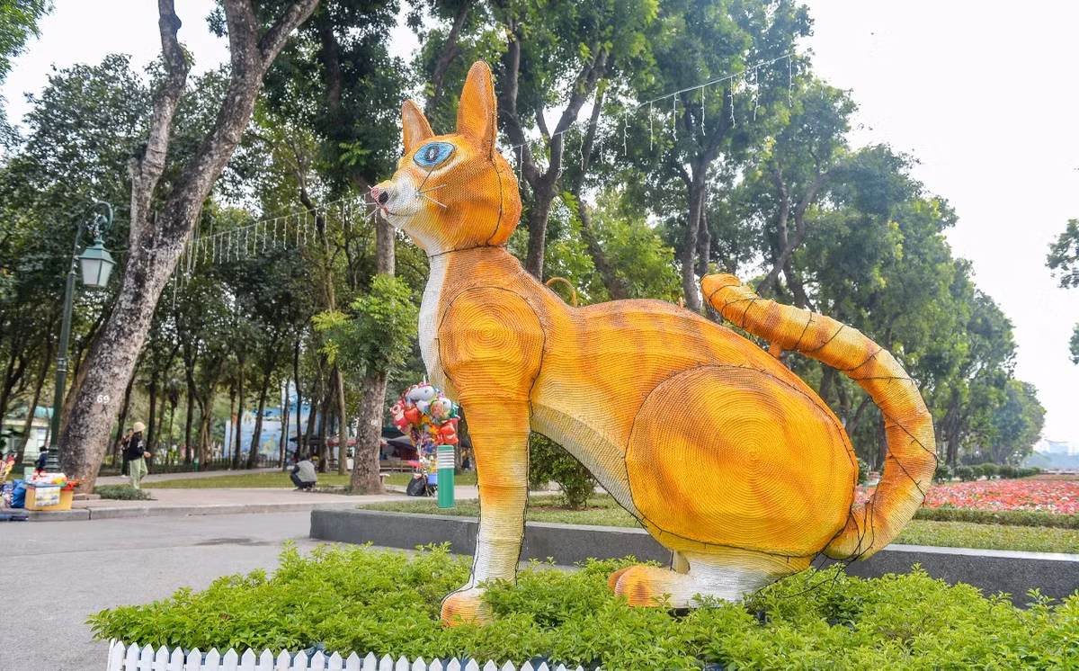 Những ngày gần Tết Nguyên đán, tại khu vực cổng Công viên Thống Nhất (đường Trần Nhân Tông, Hà Nội) xuất hiện tượng linh vật mèo thu hút sự chú ý của đông đảo người dân khi vào đây vui chơi, tập thể dục. Ảnh: HÀ NỘI News