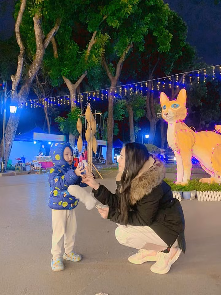 "Pho tượng này có đầu giống chó, lưng nhìn rất giống rùa, mà cái tai của loài cáo", "Dù là tượng mèo thế nhưng nhìn nó giống chuột nhiều hơn",...là những bình luận nhận xét của cư dân mạng. Ảnh: Tâm Tít