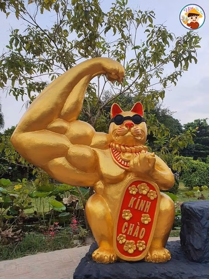 Theo hình ảnh được chia sẻ, tượng linh vật năm Qúy Mão ở Bến Tre được sáng tạo với cánh tay nổi cuộn cơ bắp không khác gì lực sĩ. Ảnh: Kun Mon