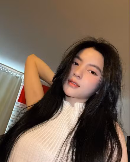 Thanh Huyền đã nhiều lần ra sân cổ vũ bạn trai đá bóng nhưng mỗi lần cô lại đeo khẩu trang kín mít.