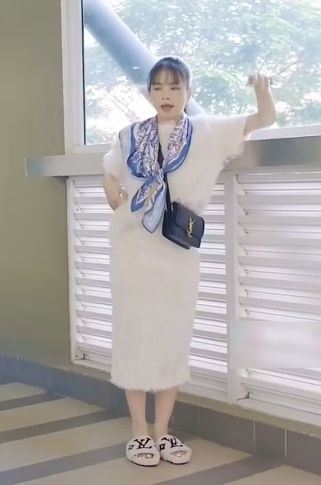 Trong dịp Tết này, nữ DJ bất ngờ vướng tin đồn bầu bì vì phong cách thời trang gây hiểu lầm.