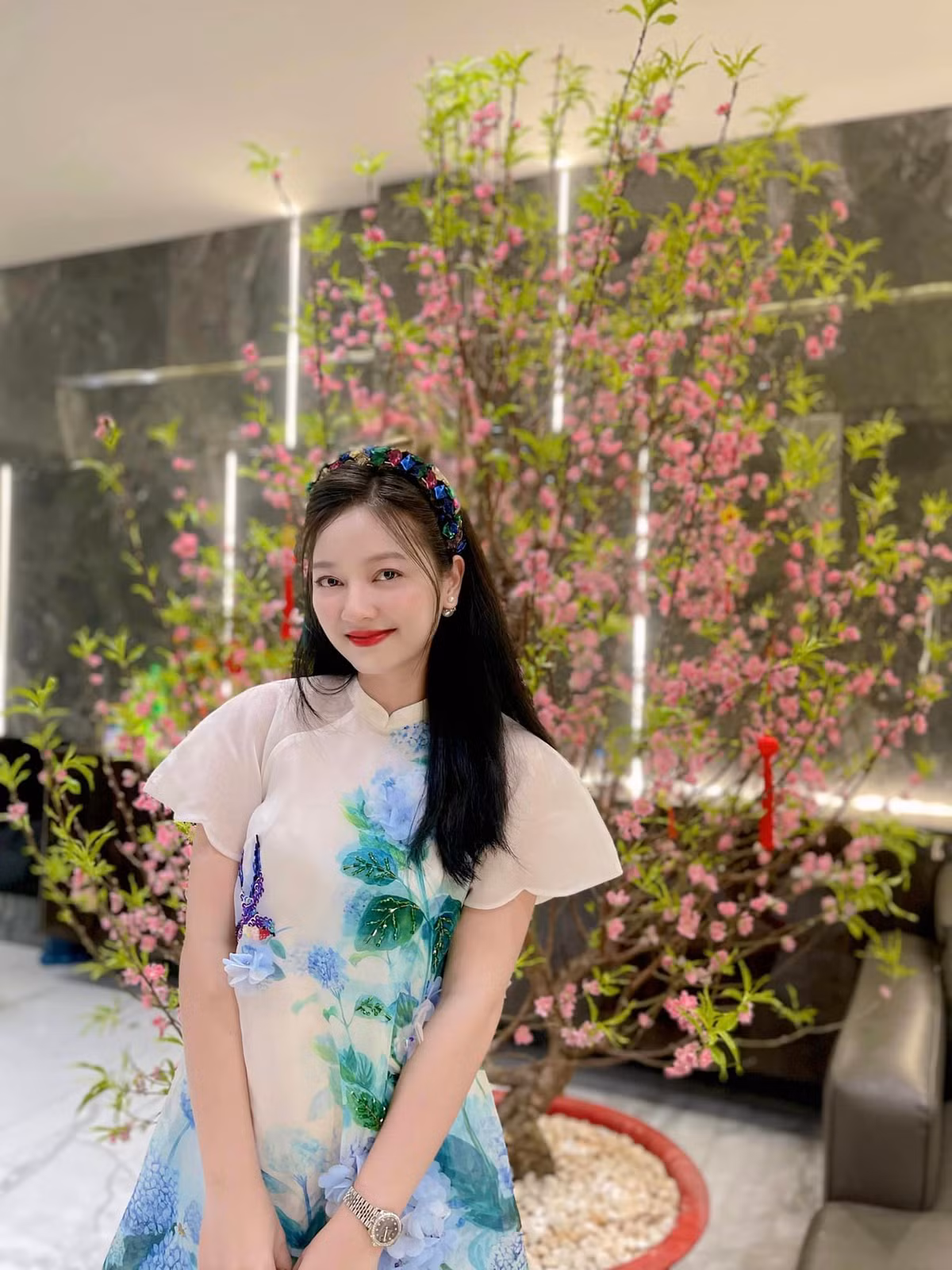 Lê Vũ Quỳnh Trâm, sinh năm 1995 là hot girl từng nổi tiếng nhờ hình ảnh diện áo dài đẹp ngất ngây.