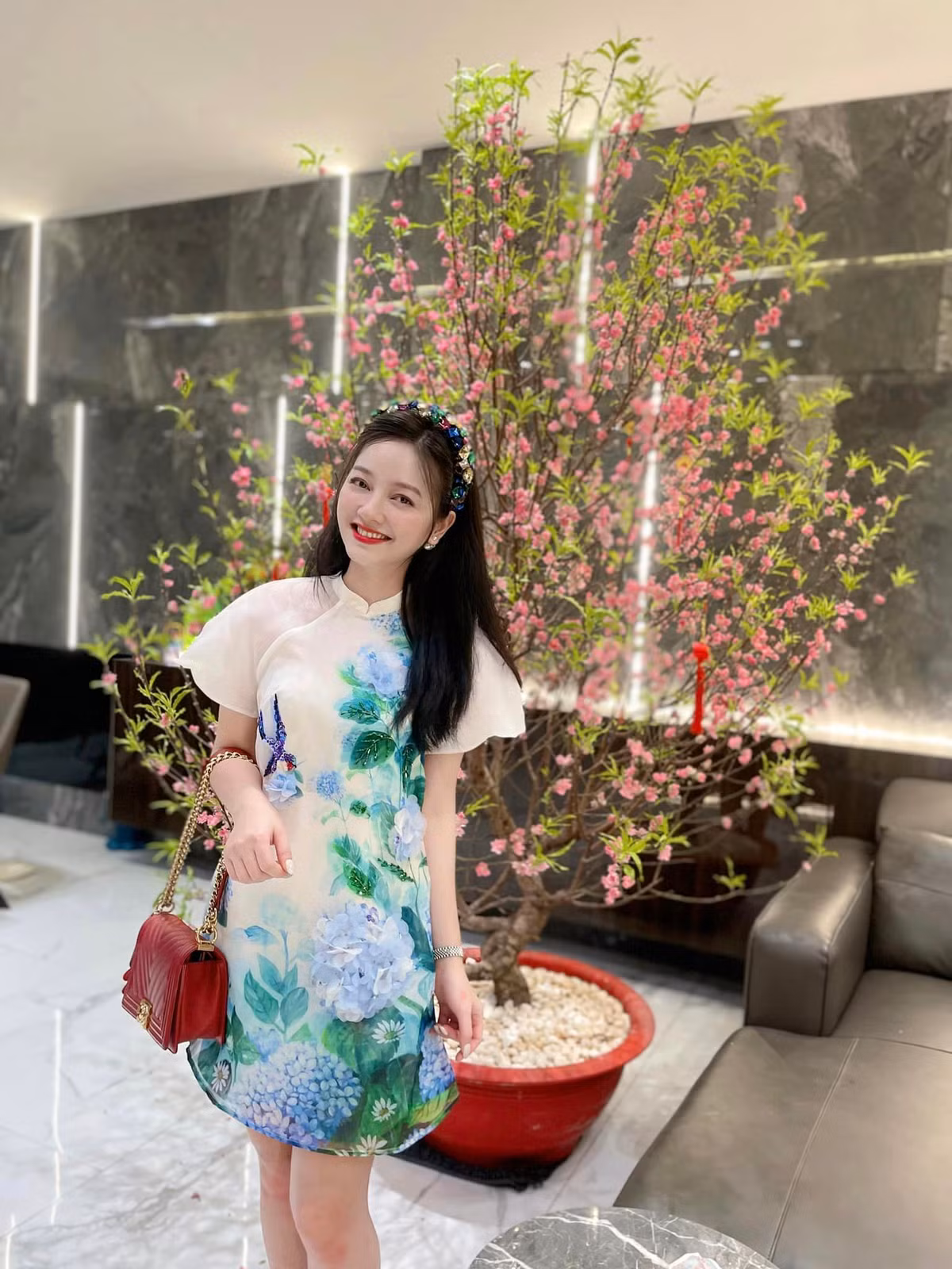 Không chỉ được netizen ưu ái dành tặng danh xưng "thiên thần áo dài", Quỳnh Trâm còn được khen ngợi là mặc áo dài đẹp như hoa hậu Mai Phương Thúy.