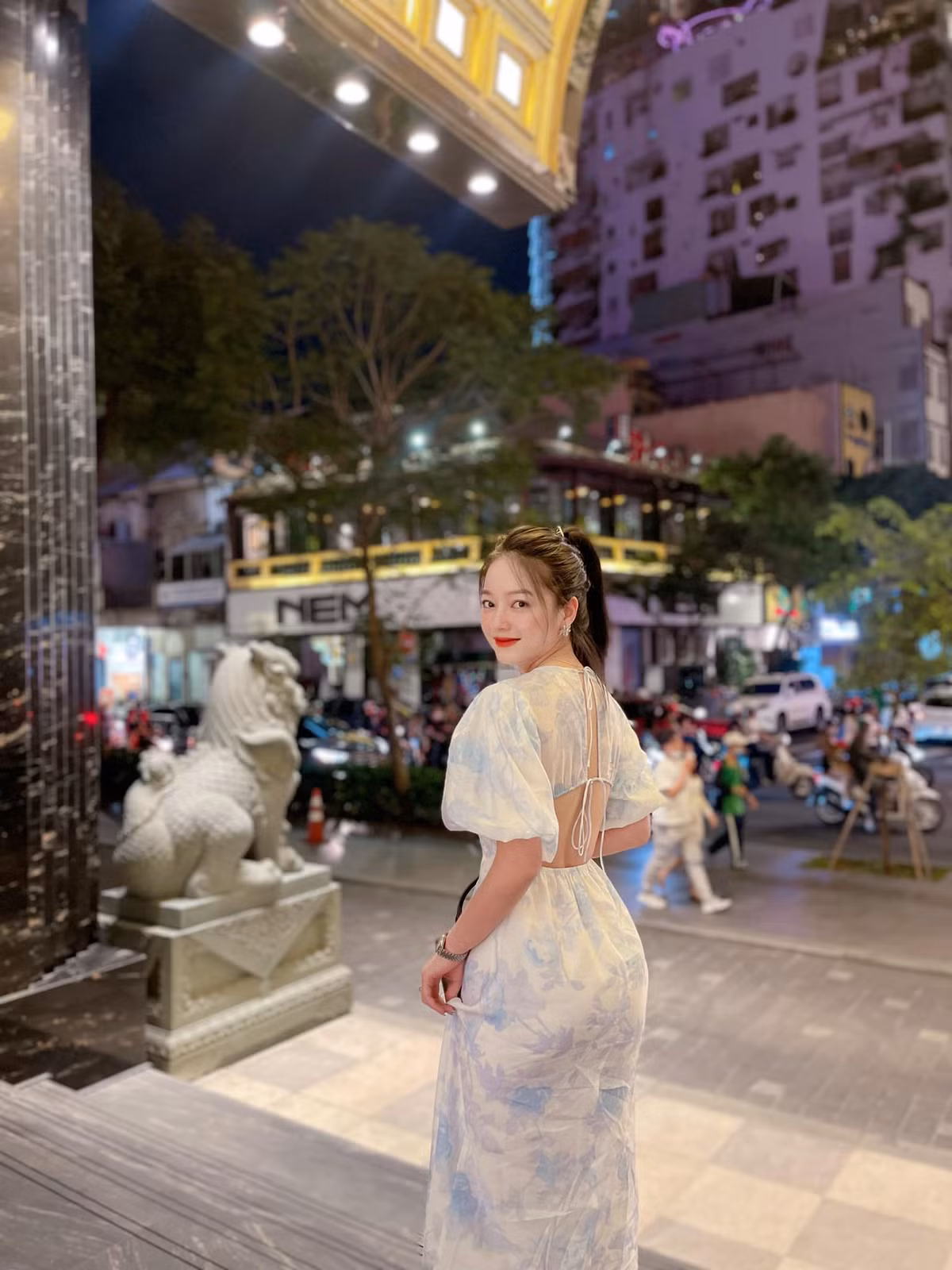 Những hình ảnh diện áo dài của cô gái 9x truyền thống, khoe khéo vẻ đẹp dịu dàng, nữ tính luôn khiến cho cư dân mạng phải dậy sóng.