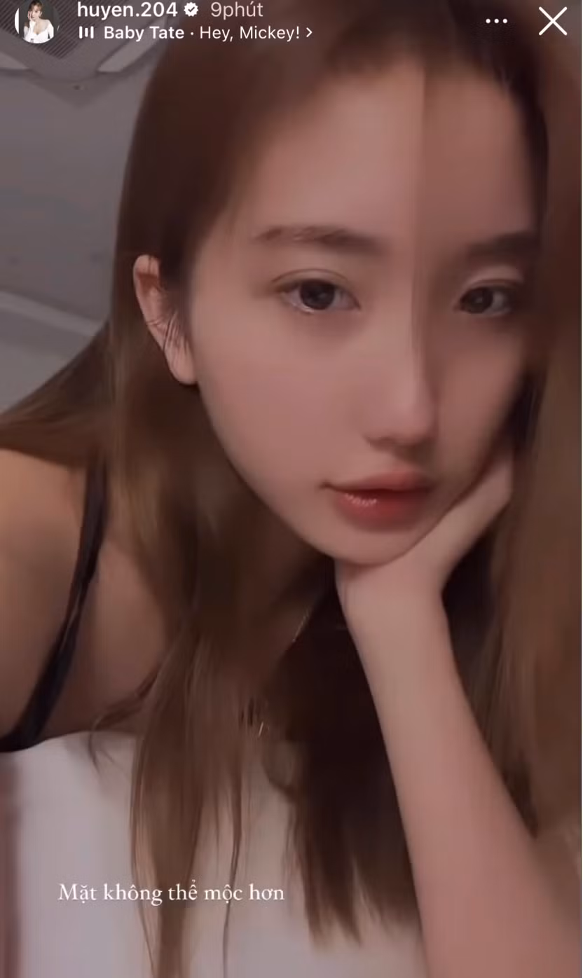 Trên trang cá nhân của mình, Lê Thị Khánh Huyền đăng tải những hình ảnh ăn Tết tại gia đình chồng và về Quảng Ninh với bố mẹ đẻ. Dù phải di chuyển nhiều nơi khá mệt nhưng cô vẫn được nhiều người khen bởi nhan sắc xinh đẹp, thu hút.