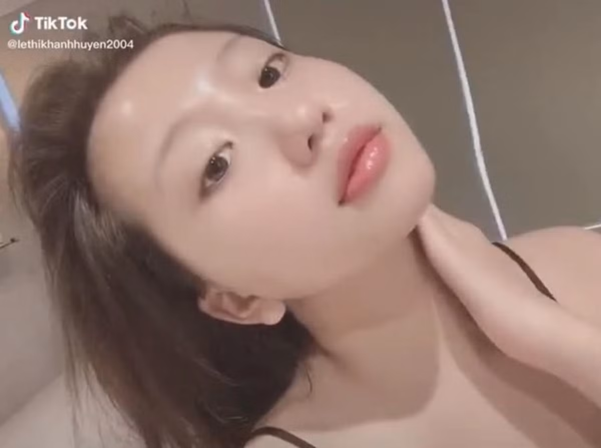 Đây không phải lần đầu tiên TikToker Khánh Huyền tự tin khoe nhan sắc không trang điểm của mình.