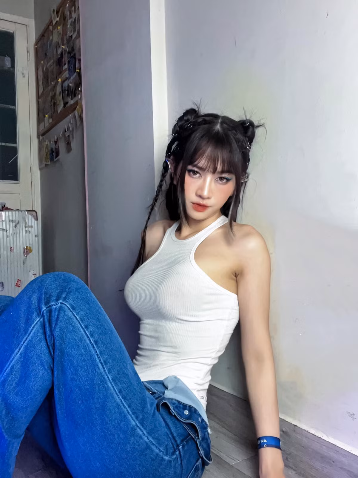 Đăng tải hình ảnh, Lê Bống còn kèm dòng trạng thái: “Tín hiệu vũ trụ đang nhắc bạn đến phòng tập đánh bay bánh chưng sau Tết”.