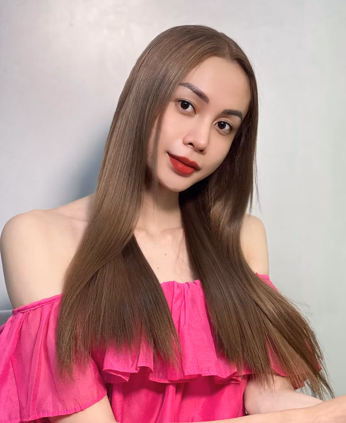 Một năm trở lại đây nhan sắc của người đẹp gốc Tiền Giang ngày càng trở nên nữ tính và sắc sảo.