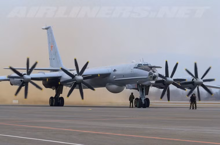 Lực lượng máy bay tác chiến chống ngầm tầm xa có 16 chiếc máy bay cỡ lớn Tu-142MK/MZ hoạt động chủ yếu trong Hạm đội biển Bắc và Thái Bình Dương.