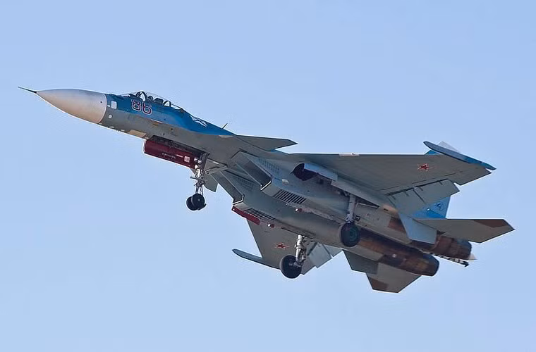 Về mặt trang bị vũ khí, hiện nay Không quân Hải quân Nga biên chế 19 tiêm kích hạm Sukhoi Su-33 sử dụng chủ yếu trên tàu sân bay duy nhất Hải quân Nga, Đô đốc Kuznetsov.