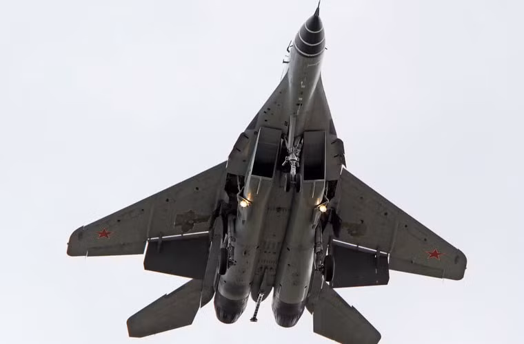 Trong tương lai, các máy bay Su-33 sẽ được thay thế bằng tiêm kích hạm MiG-29K hiện đại hơn. Mùa Thu – Đông năm nay, các máy bay MiG-29K và Su-33 cùng tàu sân bay Kuznetsov sẽ lần đầu tiên tham chiến ở Syria.