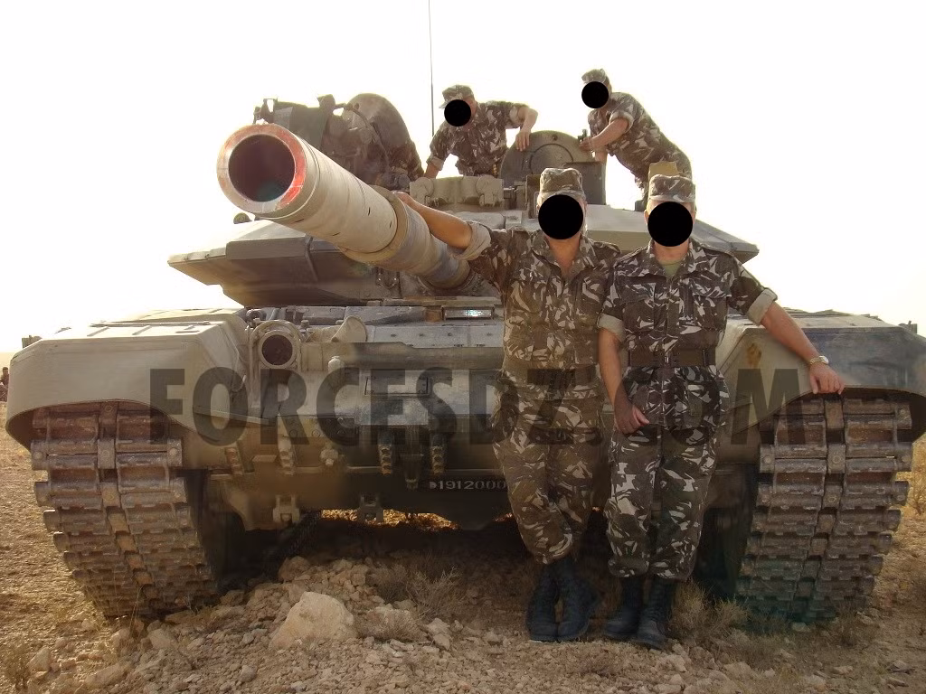 Các xe tăng T-90SA được trang bị hệ thống phòng vệ chủ động Shtora đời đầu, thiếu đèn nhiều, nhưng vẫn có giáp Kontakt-5 bổ trợ.
