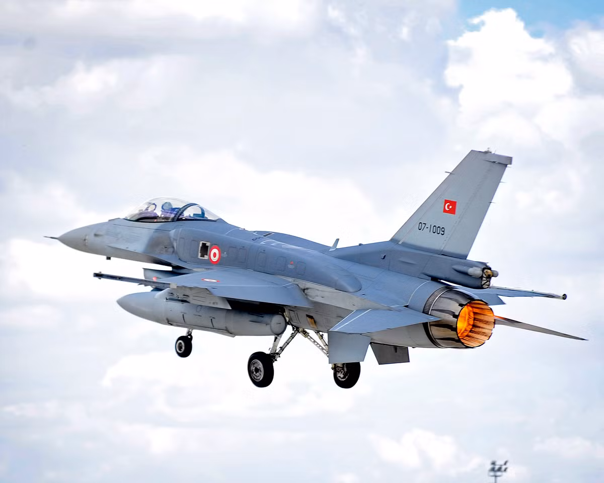F-16C/D Block 50 là phiên bản hiện đại nhất trong dòng chiến đấu cơ F-16 được sử dụng ở Thổ Nhĩ Kỳ. 74 chiếc F-16C Block 50 và 36 chiếc F-16D Block 50 được Thổ Nhĩ Kỳ mua sắm dưới các chương trình Peace Onyx II, III và IV. Ảnh: F-16C Block 50.