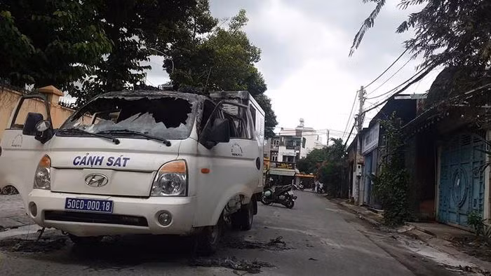  Xe chở phạm nhân bốc cháy khi đang chạy trên đường: Trưa 25/10, chiếc xe chở phạm nhân của Công an TP.HCM đang chạy trên đường Tân Thới Hiệp 09 (phường Tân Thới Hiệp, quận 12). Khi xe chỉ cách nhà tạm giữ Công an quận 12 chừng 100m thì bất ngờ bốc cháy. Vụ cháy không gây thiệt hại về người, nguyên nhân ban đầu có thể là do chập điện.