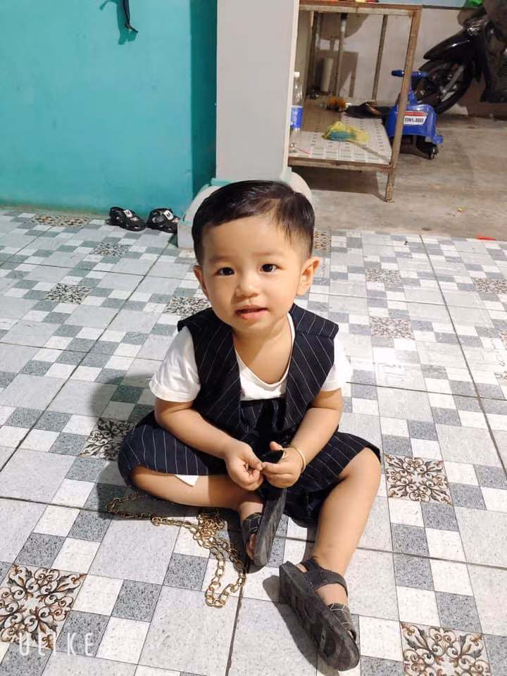 Trước đó, vào khoảng 10h ngày 15/10, cháu L.G.H. đang chơi trước nhà, cha mẹ vào trong nhà rồi quay ra nhưng không thấy con trai đâu. Tìm xung quanh nhà cũng không phát hiện thấy bé. Sau sự việc, gia đình đã trình báo cho chính quyền địa phương để tổ chức tìm kiếm. Xã Minh Tân đã huy động hàng chục người phối hợp với người thân tìm kiếm. 