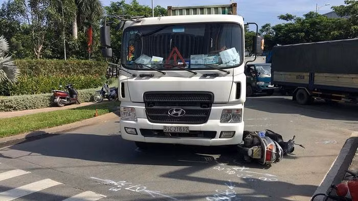  Người phụ nữ tử vong dưới gầm ô tô container: Sáng 28/10, nam tài xế (46 tuổi) lái xe đầu kéo container đang di chuyển tại phường Thới An (quận 12, TP HCM) thì va chạm với xe máy mang biển số TP HCM do một phụ nữ cầm lái chạy cùng chiều. Cú va chạm khiến người phụ nữ tử vong thi thể kẹt dưới bánh xe. Gần đó, chiếc xe máy nằm trước đầu bên trái container, hư hỏng.