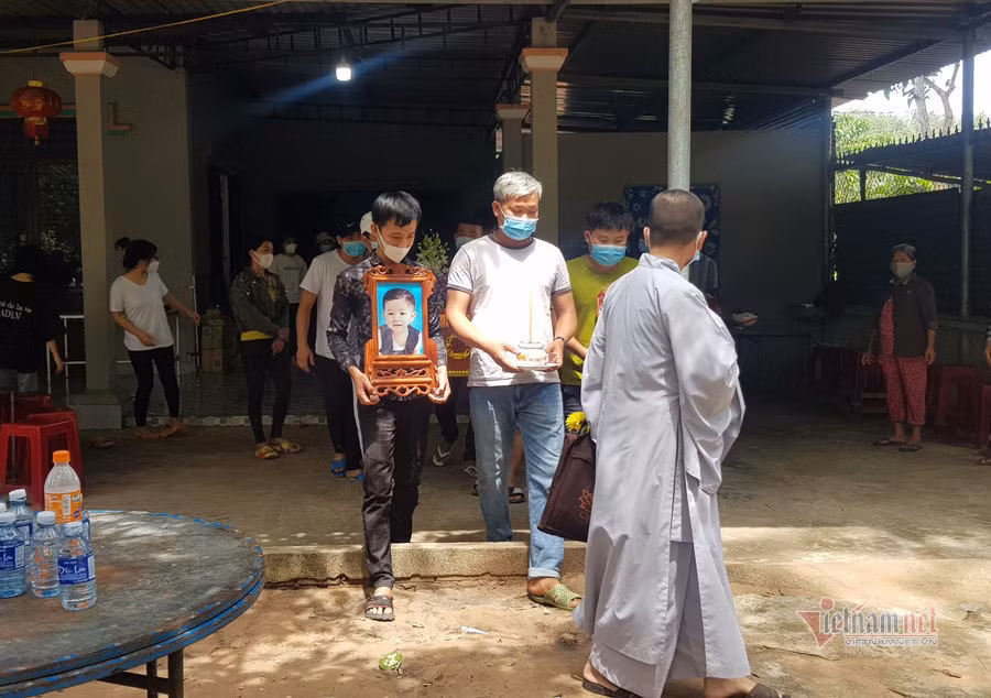 Be 2 tuoi mat tich o Binh Duong: Nguoi nha khoc nghen trong tang le