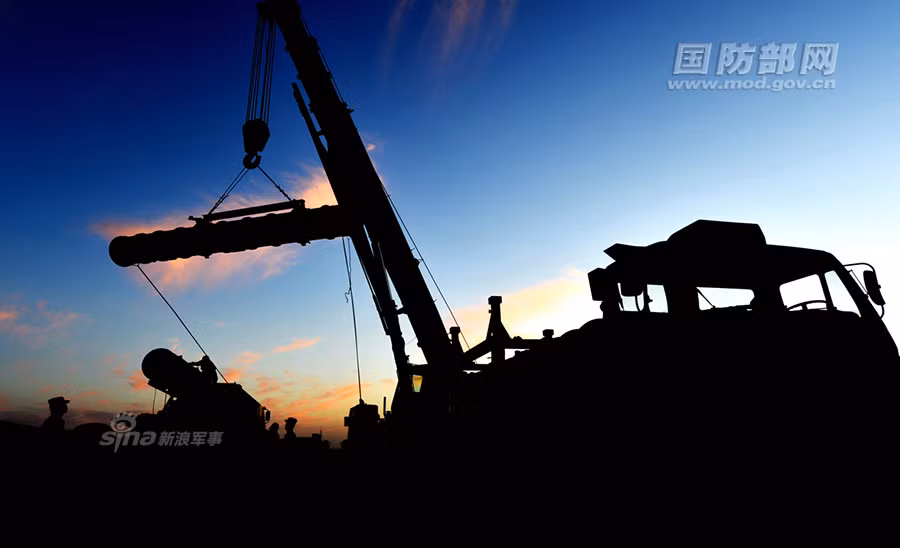 Cảnh nạp đạn tên lửa S-300.