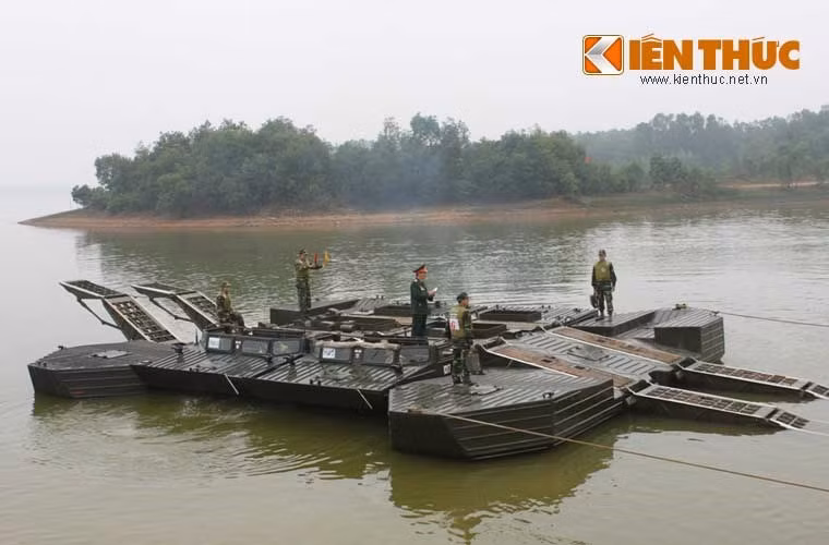 Phà tự hành GSP là một loại khí tài đảm bảo vượt sông do Liên Xô sản xuất và được trang bị cho lực lượng Công binh Việt Nam từ những năm 1980. Thiết bị này có thể chuyên chở được xe tăng hạng nặng, hạng trung, pháo tự hành và xe tăng hạng trung có con lăn phá mìn nhanh, trong điều kiện đêm tối, trời mưa, sương mù, bảo đảm bí mật.