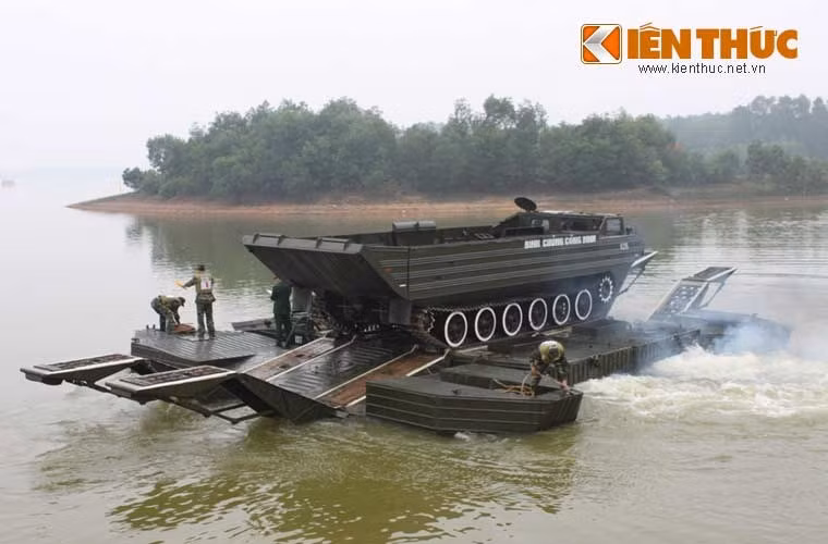 Phà tự hành GSP có tải trọng giới hạn 52 tấn. Trọng lượng phà (không có kíp sử dụng) vào khoảng 34,6 tấn. Phà có chiều dài 12m, có chiều rộng khi mở thuyền 12,63m, chiều rộng khi mở vệt cầu là 21,54m và sức nổi khi có tải của phà đạt 52 tấn.