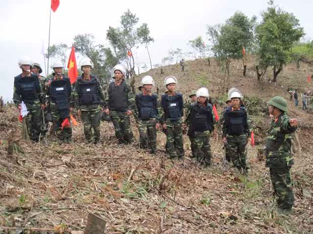 Có thể khẳng định, Bộ đội Công binh là lực lượng làm nhiệm vụ chiến đấu trong thời bình bởi sau những năm tháng chiến tranh, một lượng rất lớn bom đạn chưa nổ của đối phương đang còn nằm sâu trong lòng đất. Hậu quả sau 30 năm chiến tranh, Việt Nam là một trong số các quốc gia bị ô nhiễm bom mìn nặng nề, diện tích bị ô nhiễm bom mìn chiếm khoảng 20,86% diện tích cả nước.
