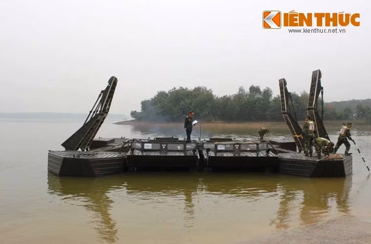 Trong ảnh là phà tự hành GSP – một trong những khí tài vượt sông hiện đại nhất của bộ đội công binh.