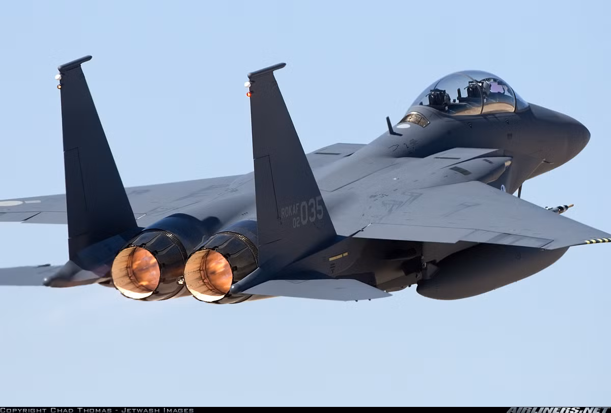 F-15K Slam Eagle là tiêm kích đa năng hạng nặng do Tập đoàn Boeing sản xuất theo đơn hàng của Hàn Quốc. Nó là phiên bản cải tiến từ mẫu F-15E, có khả năng thực hiện các nhiệm vụ tấn công chính xác tầm xa trong mọi điều kiện thời tiết, cả ban ngày và ban đêm. F-15K được trang bị hệ thống tối tân cho phép triển khai các nhiệm vụ không đối không, không đối đất, không đối hải.