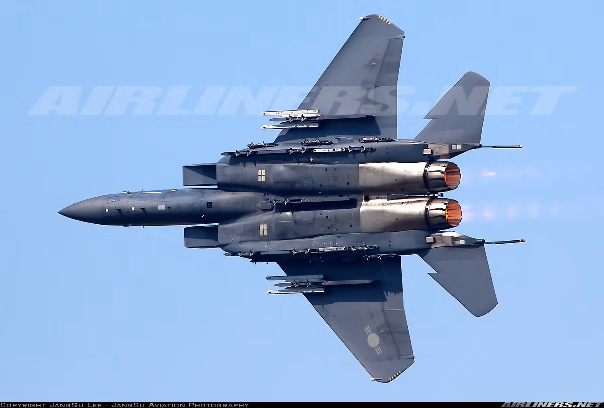 Tiêm kích F-15K có khả năng mang tới 13 tấn vũ khí - vượt xa mọi chiến đấu cơ MiG của Triều Tiên. Ngoài Taurus KEPD 350, F-15K có thể triển khai tên lửa không đối đất AGM-65 Maverick, AGM-84E SLAM ER, bom thông minh JDAM...