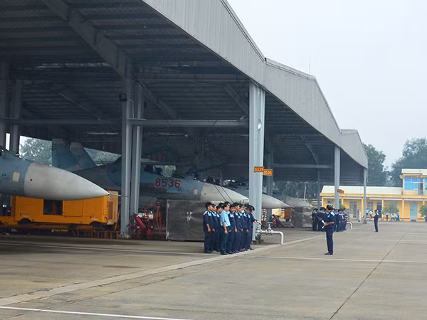 Đúng 6 giờ 50 phút, chuyến bay khí tượng do Đại tá Trần Văn Dũng - Trung đoàn trưởng và Đại tá Lê Văn Hợi - Chủ nhiệm Chính trị Trung đoàn thực hiện đã hạ cánh an toàn xuống Sân bay Biên Hòa, hoàn thành nhiệm vụ trinh sát khí tượng.