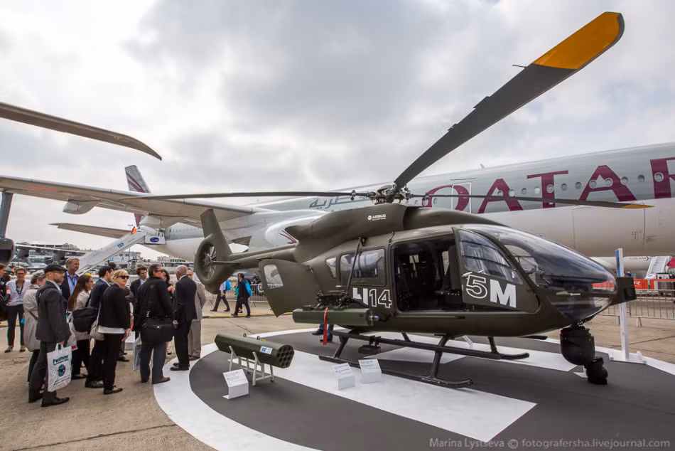 Một mẫu trực thăng đa nhiệm có khả năng máng vác vũ khí của Airbus tại Paris 2015.