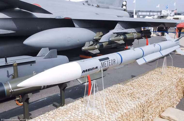 Trong ảnh là tên lửa đối không ngoài tầm nhìn Meteor do công ty MBDA (liên doanh Pháp, Italy, Anh) phát triển, tầm bắn đạt tới hơn 100km với đầu tự dẫn radar chủ động.