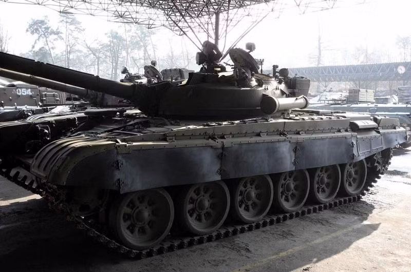 Dưới thời Liên Xô, có tới hàng nghìn xe tăng T-72 được viện trợ hoặc bán rẻ cho các nước XHCN Đông Âu. Qua hàng chục năm sử dụng, có tới hàng trăm chiếc hư hỏng, không sử dụng nằm tại các kho bảo quản.