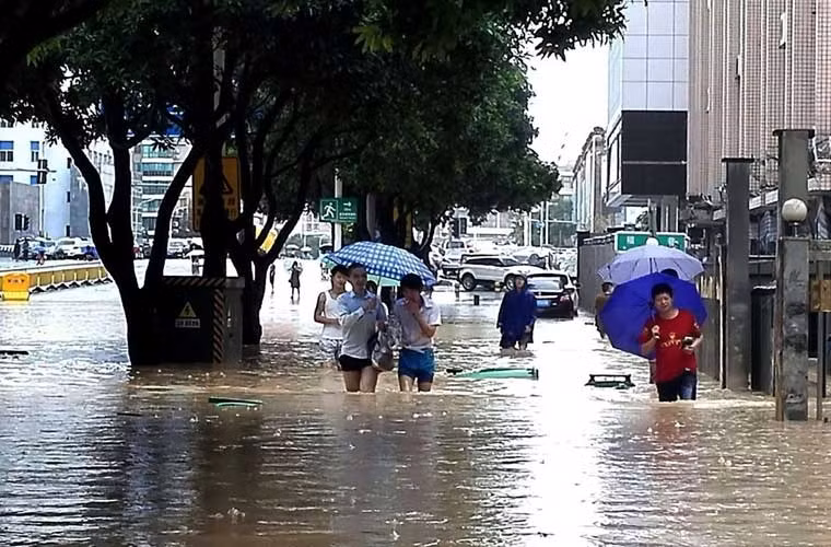 Theo cơ quan khí tượng thủy văn trung ương, bão Megi đã đổ bộ vào Trung Quốc vào lúc 4h40 ngày 28/9, gây ra mưa lớn ở Hui’an, thành phố Tuyền Châu, đông tỉnh Phúc Kiến. Ảnh: Cảnh ngập lụt trên đường phố ở Hui'an, Tuyền Châu vào sáng 28/9 khi bão Megi đổ bộ.