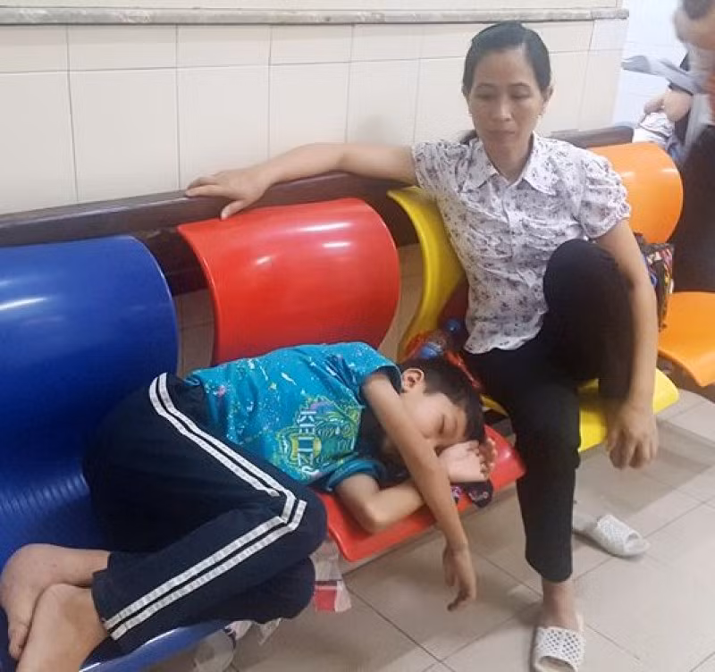 Bệnh nhi mệt mỏi chờ đến lượt khám tạiBệnh viện Nhi Trung ương.