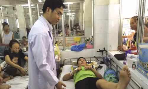 Ca mổ xuyên đêm cứu em bé ung thư dập tủy, tụ máu Ca mo xuyen dem cuu em be ung thu dap tuy, tu mau