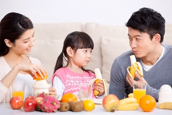 Nếu sau ăn no, chúng ta tiếp tục ăn thêm hoa quả sẽ khiến hoa quả không được tiêu hóa tốt, duy trì thói quen này lâu sẽ khiến bạn bị đầy hơi trướng bụng hoặc táo bón. Ảnh: dinhduongtreem.com. 