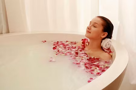 Ăn xong đi tắm: Tắm sẽ làm gia tăng tuần hoàn máu dẫn đến lượng máu dành cho hệ thống tiêu hóa giảm đi, điều này sẽ làm giảm chức năng tiêu hóa của dạ dày, dễ dẫn đến hiện tượng khó tiêu, đầy hơi. Ảnh: phunutoday.vn. 