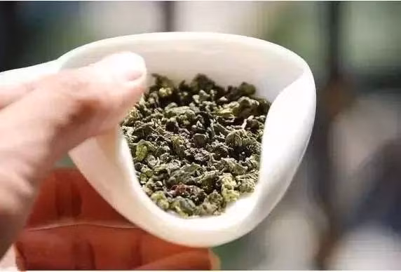 Người đau dạ dày: Người dư axit dạ dày, loét dạ dày nếu uống nhiều trà sẽ làm loãng dịch vị dạ dày, khiến dạ dày khó chịu không có lợi cho tiêu hóa, dễ dẫn đến hiện tượng trào ngược dạ dày hoặc khiến bệnh tình thêm nặng hơn.
