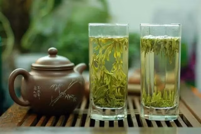 Người bị bệnh gút: Chất axit tannic trong trà không tốt cho tình trạng bệnh của bạn, nếu uống nhiều trà đặc biệt là trà đặc sẽ khiến bệnh thêm nặng hơn.