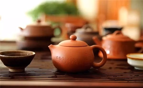 Tuy nhiên vì những lợi ích lớn của trà với sức khỏe, chúng ta không nhất thiết phải bỏ hẳn uổng trà. Đối với những người có bệnh kể trên nếu muốn uống trà có thể uống trà xanh vào buổi sáng, nên uống trà loãng và tránh uống vào buổi tối.