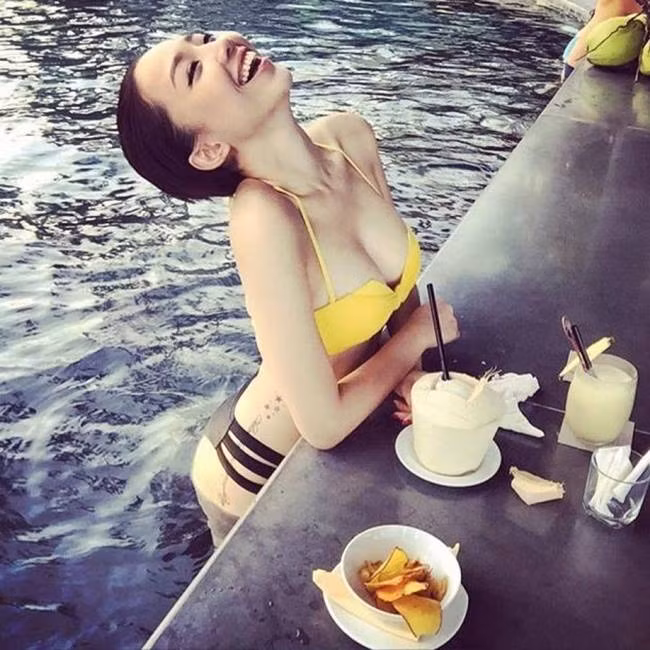 Được biết phẫu thuật tháo túi ngực đơn giản hơn nhiều so với nâng, thậm chí có thể thực hiện ngay trong phòng khám với túi ngực bằng nước muối bằng cách rút nước ra.