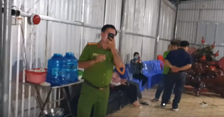 Nguoi phu nu mac cong an can ngan van lao vao danh su thay Tinh that Bong Lai-Hinh-2
