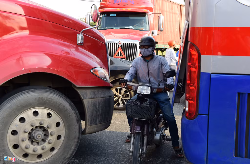 Nhiều người liều mạng chạy vội, len lỏi qua các chỗ hở, điểm mù của ôtô, container. "Luồn qua những chiếc xe đầu kéo to chình ình đang nổ máy rầm rầm thực sự vô cùng bất an, nhưng nếu cứ đứng chờ hay tìm đường khác thì biết khi nào mới thoát được", anh Sáng, chạy xe máy từ Xa lộ Hà Nội vào đường số 2 cho hay.